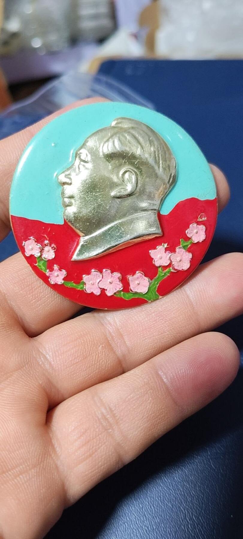 精品毛主席像章拍场，梅花章和挥手章