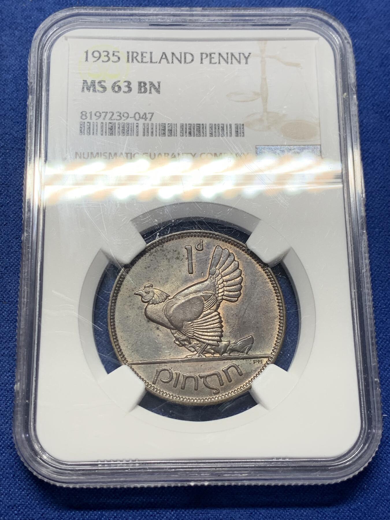 《竞宝斋》第406场 周日，周一，2场连拍 （全场包邮） NGC MS63BN 爱尔兰1935年母鸡一便士大铜币，数量远少于1928，温润巧克力包浆。状态很好，爱尔兰动物币系列，凑套必备