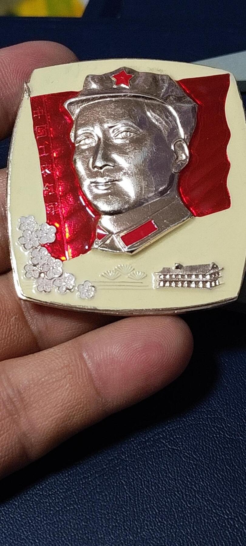 毛主席像章，梅花章和挥手章 漂亮的异形方版彩色梅花像章，品相尺寸如图