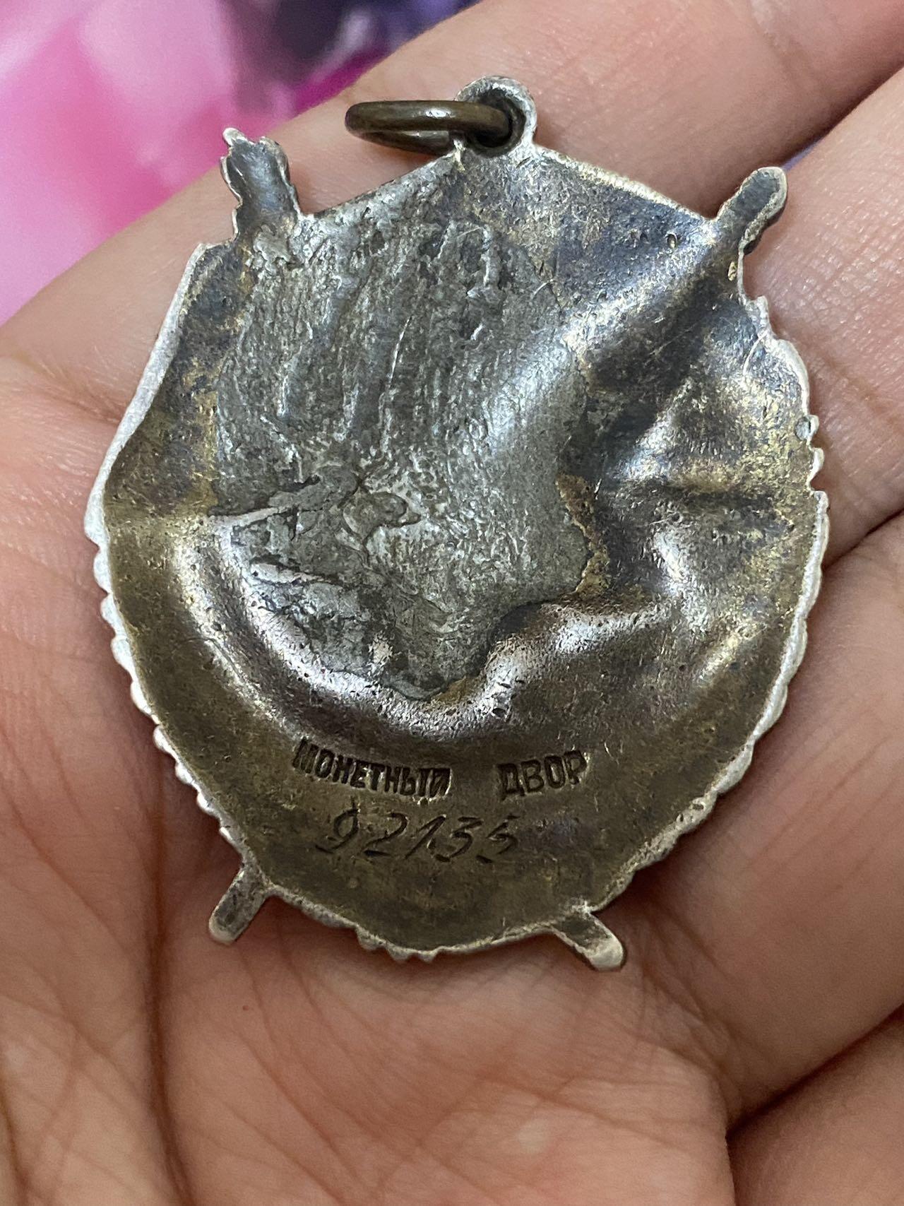 苏联勋章拍卖 8月6日结束 本次有抗美援朝苏联飞行员红旗 击落佩刀F86战机的红旗参拍 机不可失失不再来 找不到的加我qq或者微信都是184277308备注苏章拍卖。最好加微信群每次都会通知还有提前可以一口价的 最近会持续拍卖一些东西。 苏联二战红旗 空中射手 伊尔2  Ежов Тимофей Васильевич  红旗92135  一个角珐琅磕碰 和一些小蹭皮 几次击退敌军，虽然没有击落最后因为救了机长而获得了这个红旗。