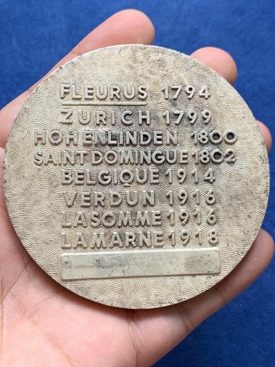 《竞宝斋》第406场 周日，周一，2场连拍 （全场包邮） 法国第110步兵团镀银大铜章 直径79mm 重量182.1g 背面为110步兵团成立以来参加的重大战役