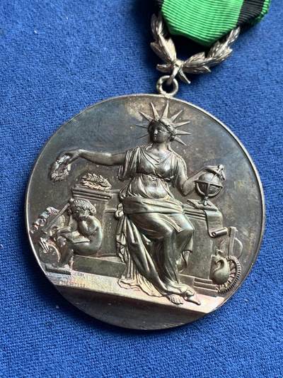 《竞宝斋》第406场 周日，周一，2场连拍 （全场包邮） 1914年法国国家鼓励善行协会纪念银章 银标 带原盒少见 字迹对应 总重约49.9克