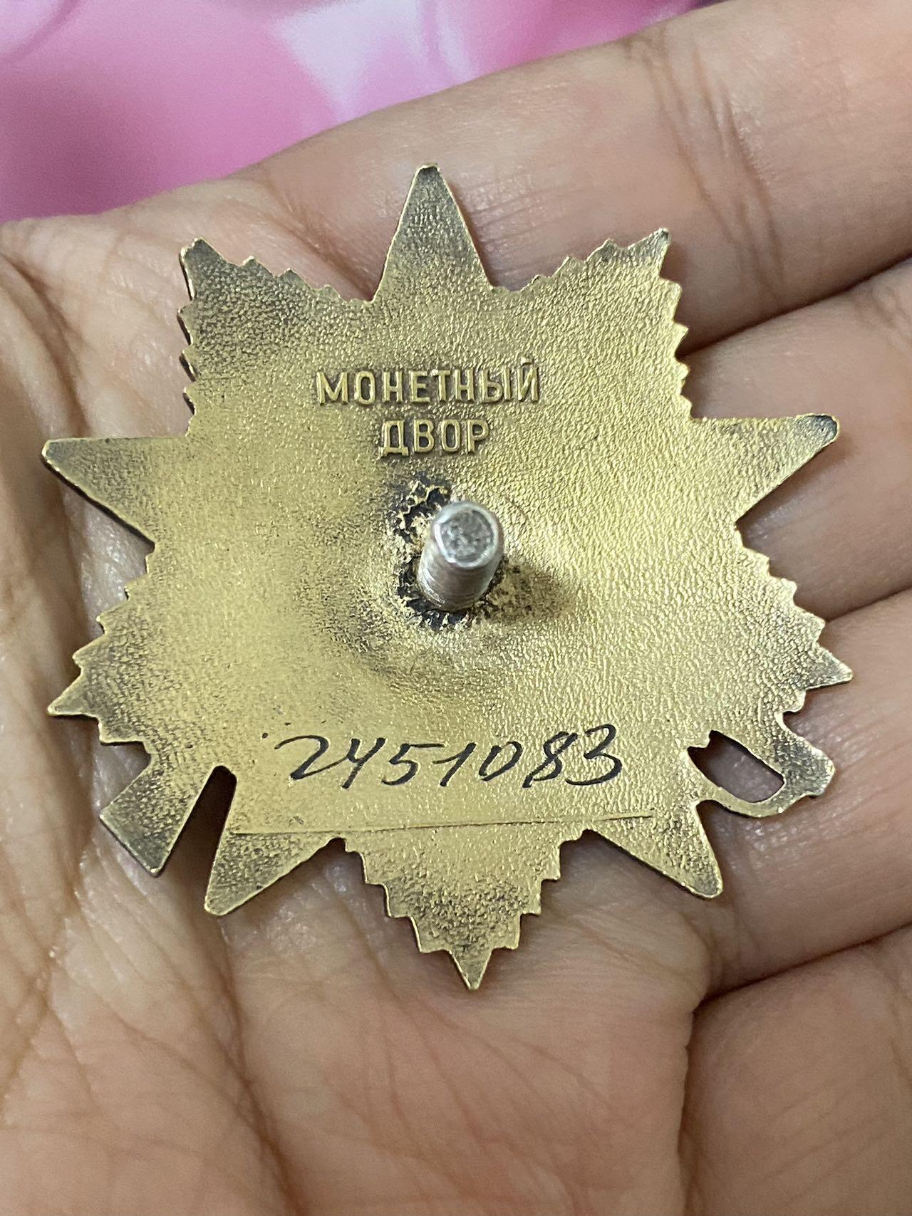 苏联勋章拍卖 8月6日结束 本次有抗美援朝苏联飞行员红旗 击落佩刀F86战机的红旗参拍 机不可失失不再来 找不到的加我qq或者微信都是184277308备注苏章拍卖。最好加微信群每次都会通知还有提前可以一口价的 最近会持续拍卖一些东西。