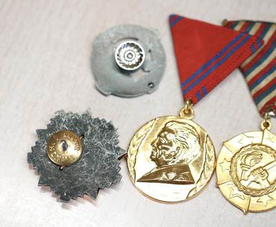 大猫徽章拍卖 第275期 南斯拉夫周年纪念奖章一组