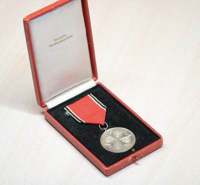 大猫徽章拍卖 第275期 德意志国 银级雄鹰奖章 银制带标带原盒 早期哥特字体 授予对国社事业有贡献的外国人 稀少