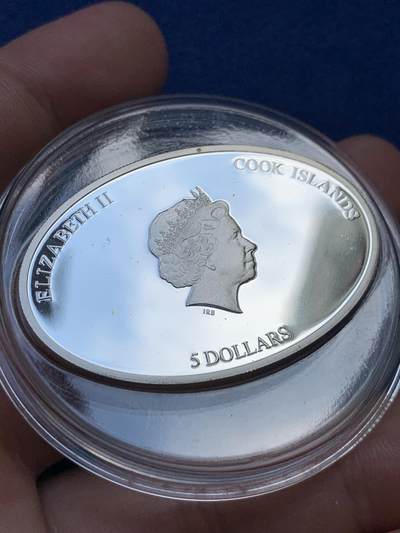 《竞宝斋》第406场 周日，周一，2场连拍 （全场包邮） 库克群岛英女皇头像5美元泰坦尼克号沉没100周年纪念币面镶嵌一颗标本 25克925银 2012枚