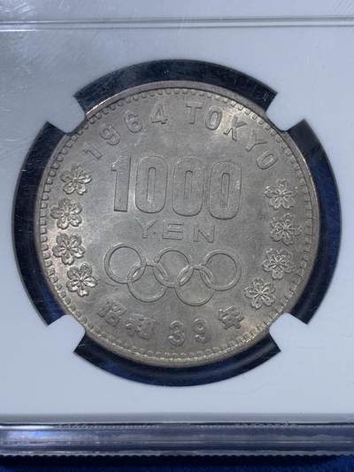 《竞宝斋》第406场 周日，周一，2场连拍 （全场包邮） 两枚一组 NGC MS65 日本1964年奥运银币 状态都很不错 近期银价非涨 盒子币几乎没有溢价了 性价比很高