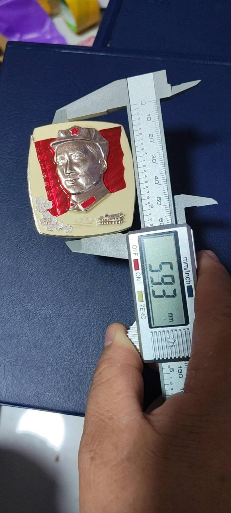 毛主席像章，梅花章和挥手章 漂亮的异形方版彩色梅花像章，品相尺寸如图