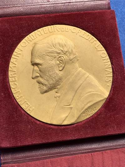 《竞宝斋》第406场 周日，周一，2场连拍 （全场包邮） 法国1910年里昂信贷银行创始人亨利镀金铜质纪念章 超大尺寸 直径80.5mm 重量233g 丰饶角BRONZE边铭 带原盒，状态非常好！