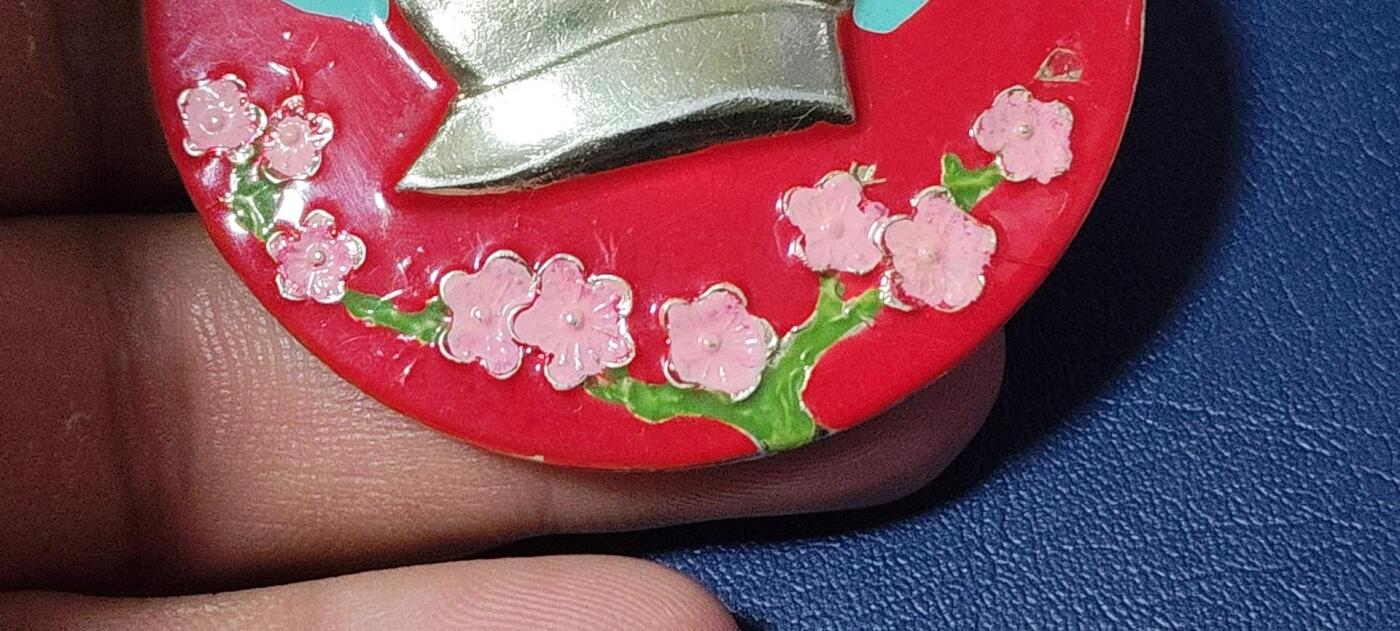精品毛主席像章拍场，梅花章和挥手章