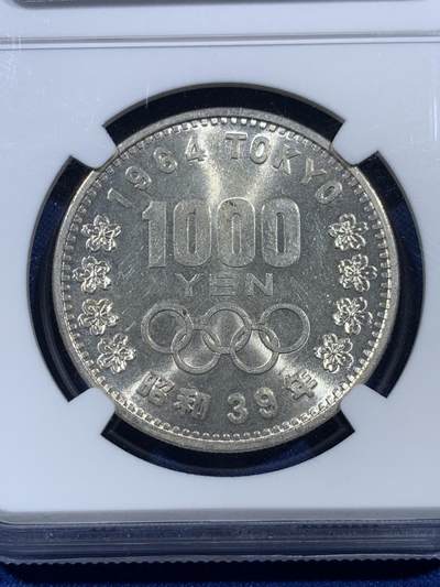 《竞宝斋》第406场 周日，周一，2场连拍 （全场包邮） 两枚一组 NGC MS65 日本1964年奥运银币 状态都很不错 近期银价非涨 盒子币几乎没有溢价了 性价比很高