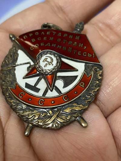 苏联勋章奖章1月5日晚上九点结束在麦稀奇 找不到的加我qq或者微信都是184277308备注苏章拍卖。最好加微信群每次都会通知还有提前可以一口价的 最近会持续拍卖一些东西。 苏联抗美援朝红旗勋章 （大珍） 389721 击落佩刀F86 另击伤一架 好品无磕碰 原环未开  档案齐全 53.7.14法令 14 июля 1953 г. Указ за Корею. 之前太平洋舰队航空团参加过对日作战 之后驾驶米格15入朝作战 有回忆录记录了当时对战 佩刀F86 这种战机的艰难 各种资料都已经翻译 入朝作战击落超音速飞机的战功非常稀有 可遇不可求