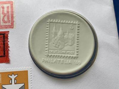 《竞宝斋》第406场 周日，周一，2场连拍 （全场包邮） 德国1989年科隆国际邮票博览会白色陶瓷章纪念邮封 原袋未拆 章直径约:41mm