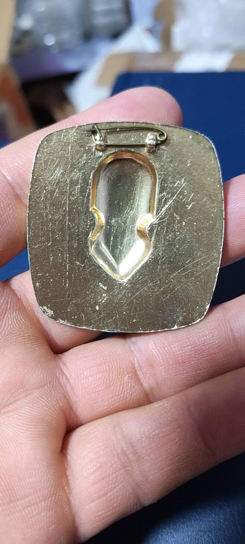 毛主席像章，梅花章和挥手章 漂亮的异形方版彩色梅花像章，品相尺寸如图
