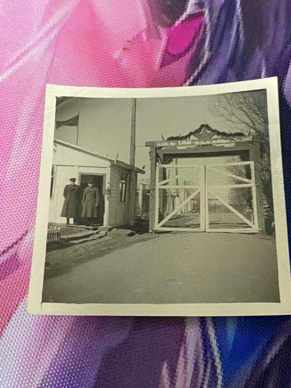 苏联勋章拍卖 8月6日结束 本次有抗美援朝苏联飞行员红旗 击落佩刀F86战机的红旗参拍 机不可失失不再来 找不到的加我qq或者微信都是184277308备注苏章拍卖。最好加微信群每次都会通知还有提前可以一口价的 最近会持续拍卖一些东西。 苏联战功奖章带证件 无号海军服役获得 带盒子 盒子有破损 只包括奖章+证件+盒子  其他资料仅供参考！
