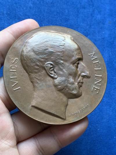 《竞宝斋》第406场 周日，周一，2场连拍 （全场包邮） 1892年法国大铜章 政治家Jules Meline纪念（Ponscarme作品）少见款，带原盒。背面清凉装女神漂亮。尺寸：68mm，重：141g