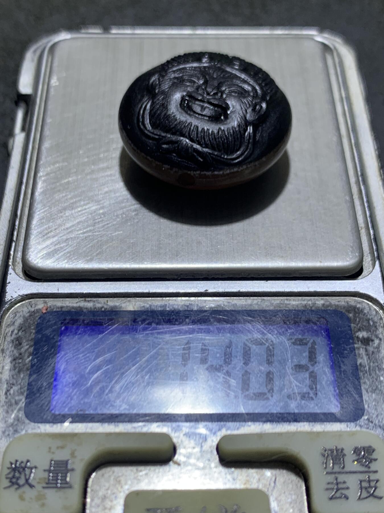 精品冻料药师玛瑙手工雕刻齐天大圣孙悟空板珠（背云）一颗。