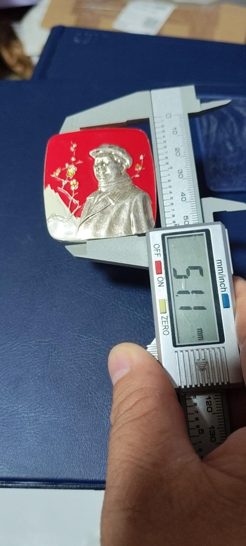 精品毛主席像章拍场，梅花章和挥手章