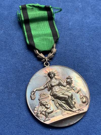 《竞宝斋》第406场 周日，周一，2场连拍 （全场包邮） 1914年法国国家鼓励善行协会纪念银章 银标 带原盒少见 字迹对应 总重约49.9克