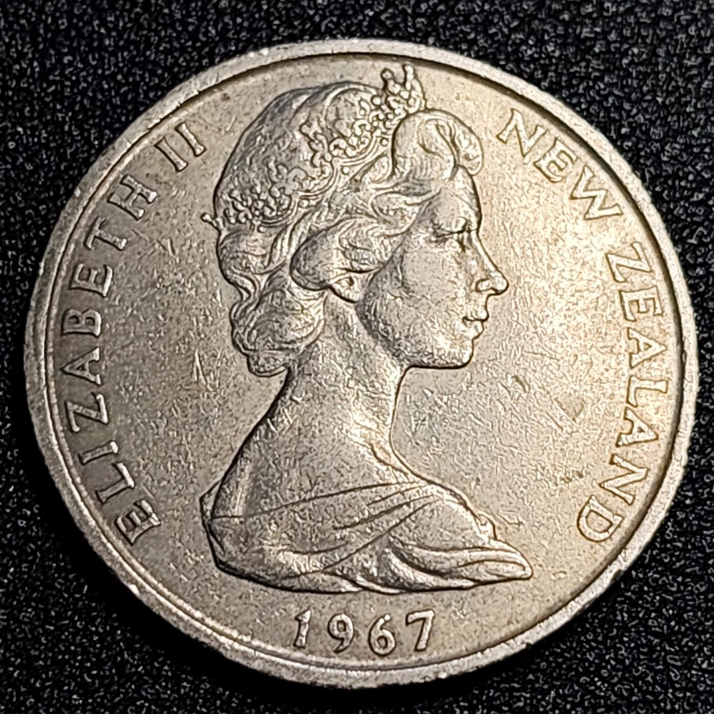 泉币菌-第67场-精品场 大镍币 英属新西兰1967年50分铜镍币  奋进号帆船 詹姆斯.库克船长 伊丽莎白二世女王 31.75mm
