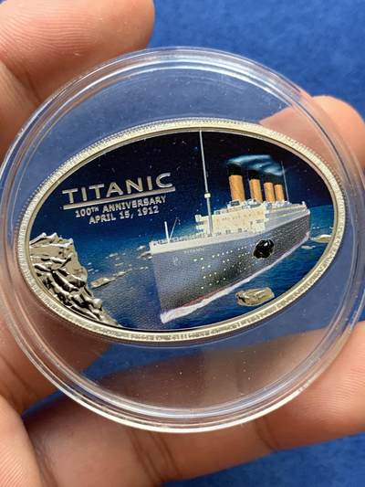 《竞宝斋》第406场 周日，周一，2场连拍 （全场包邮） 库克群岛英女皇头像5美元泰坦尼克号沉没100周年纪念币面镶嵌一颗标本 25克925银 2012枚