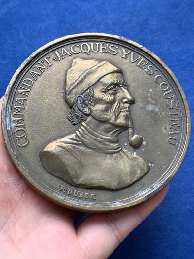 《竞宝斋》第406场 周日，周一，2场连拍 （全场包邮） 法国航海业大铜章少见巨大铜章，法国军人探险家雅克库斯托大铜章 218克，直径89mm，一只手握不过来。