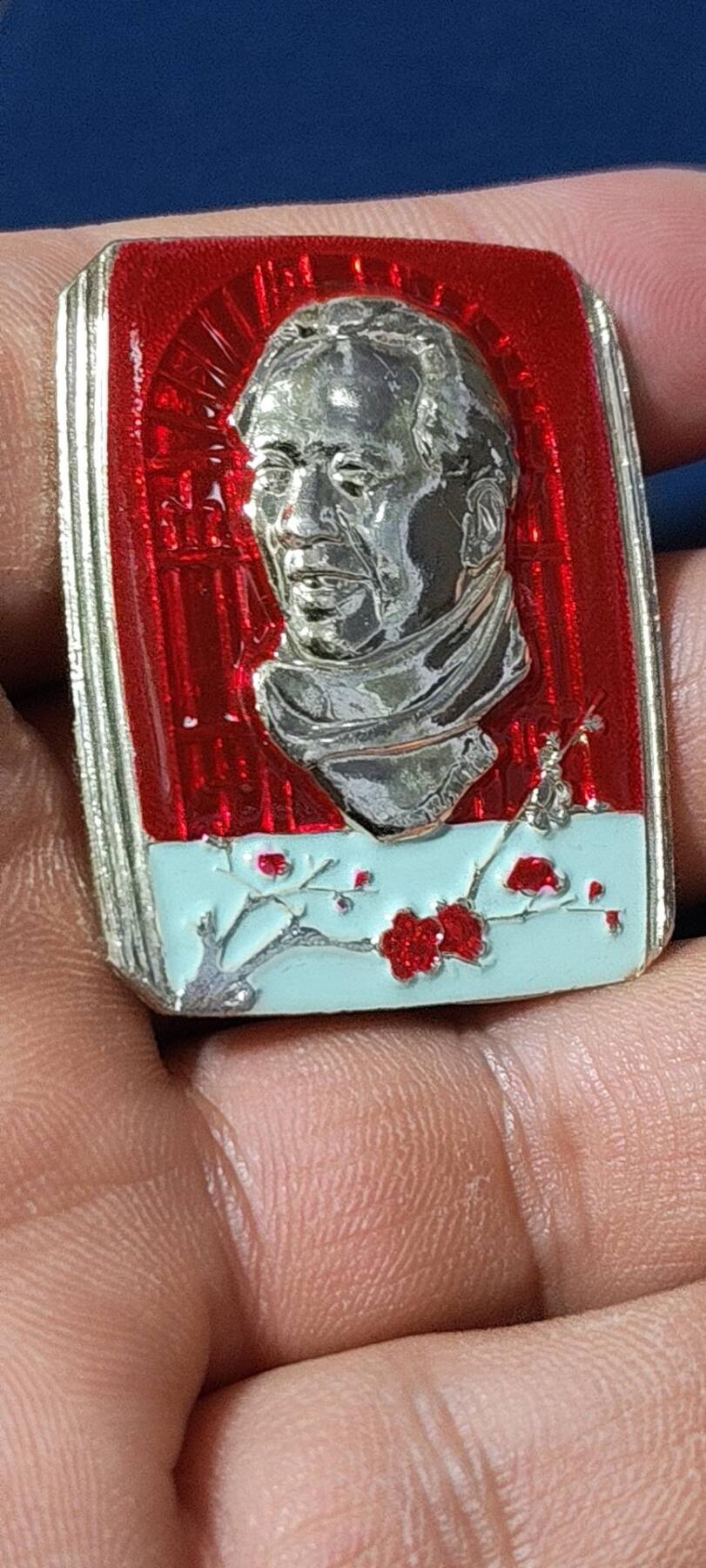 毛主席像章，梅花章和挥手章 漂亮的异形方版彩色梅花像章，品相尺寸如图