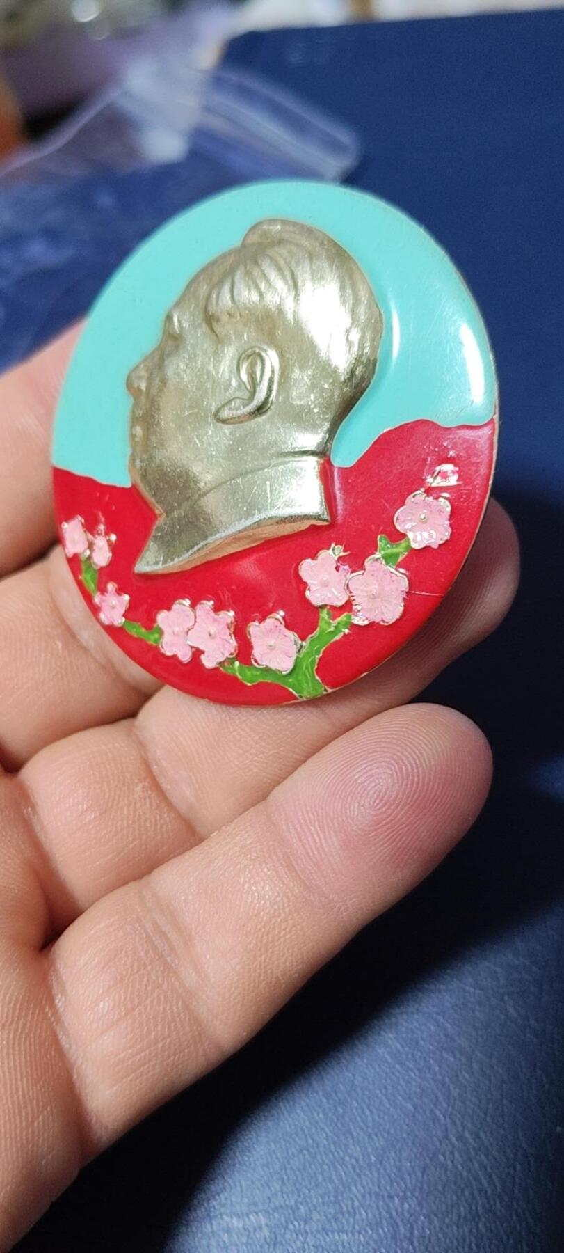 精品毛主席像章拍场，梅花章和挥手章