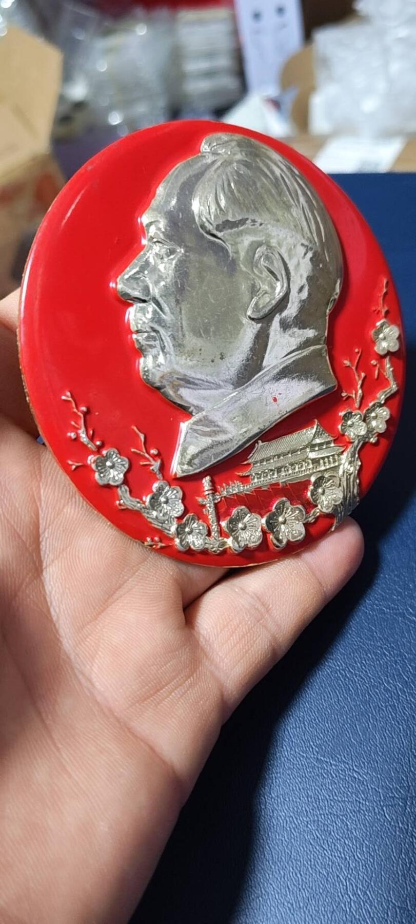 精品毛主席像章拍场，梅花章和挥手章