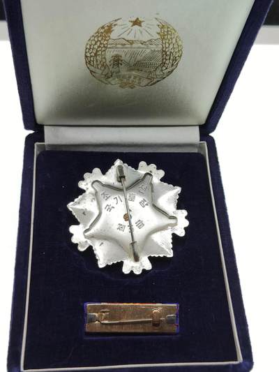 0元起拍勋章 第281期 咸鱼国勋章拍卖专场 7月30日（周三）下午6：00开始 稀少方盒。朝总联版烫金国徽盒三级国旗勋章带盒略