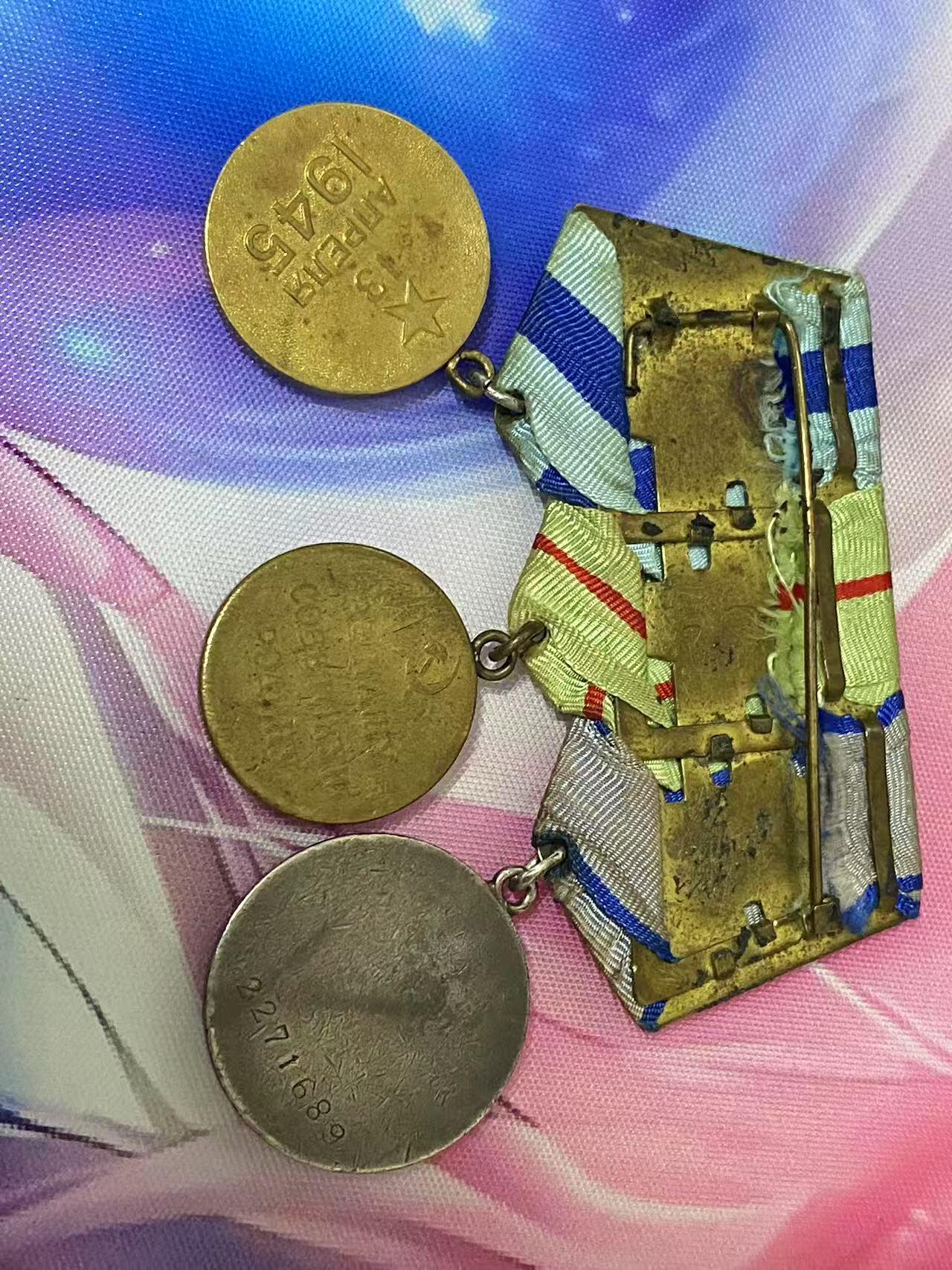 苏联勋章拍卖 8月6日结束 本次有抗美援朝苏联飞行员红旗 击落佩刀F86战机的红旗参拍 机不可失失不再来 找不到的加我qq或者微信都是184277308备注苏章拍卖。最好加微信群每次都会通知还有提前可以一口价的 最近会持续拍卖一些东西。 苏联二战台阶红星勇敢套章 红星 231466 珐琅后补 原配银盖子 应该属于库尔斯克战役末期（待查证）反坦克枪击毁坦克。Ремизов александр Васильевич  带证件 勇敢联排 早期铜挂版 2271689 原环未开 联排伤还有斯大林格勒，维也纳奖章 勋略一个 背面铜质 非常好的一套 可惜红星珐琅是后补。