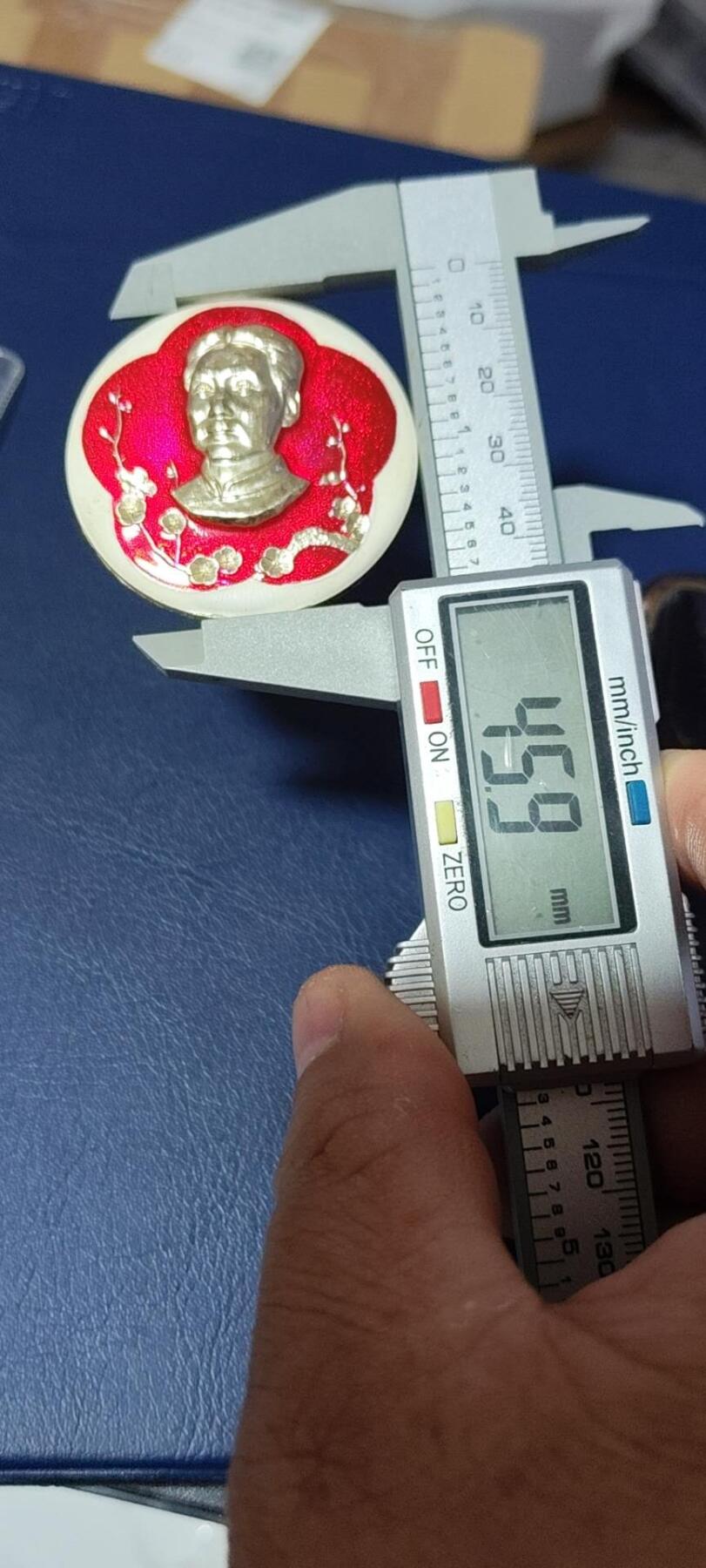 精品毛主席像章拍场，梅花章和挥手章