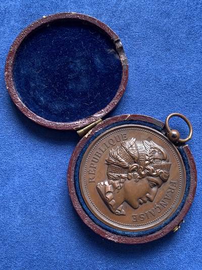 《竞宝斋》第406场 周日，周一，2场连拍 （全场包邮） 法兰西女神高浮雕纪念铜章 57.4克 50.5mm 带盒