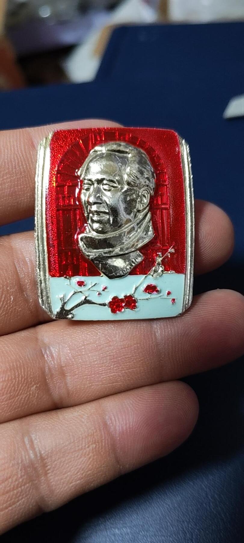 毛主席像章，梅花章和挥手章 漂亮的异形方版彩色梅花像章，品相尺寸如图