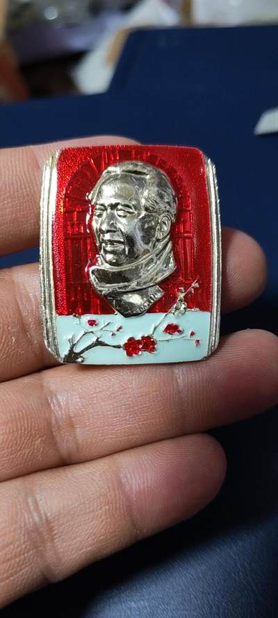 精品毛主席像章拍场，梅花章和挥手章 - 漂亮的异形方版彩色梅花像章，品相尺寸如图