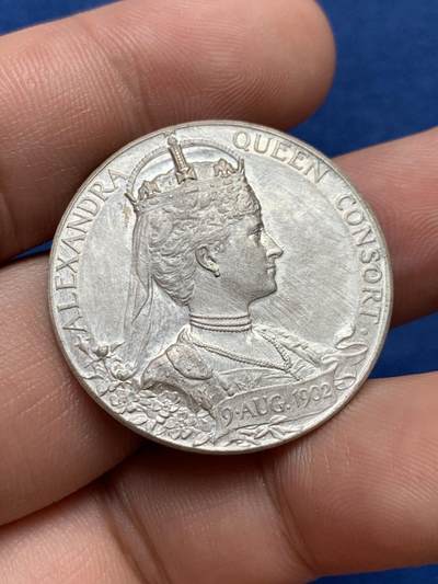 《竞宝斋》第406场 周日，周一，2场连拍 （全场包邮） 爱七加冕银章，matte磨砂工艺，纸袋包浆，品相极好，30.8mm，12.6克。