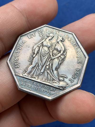 《竞宝斋》第406场 周日，周一，2场连拍 （全场包邮） 兰斯教士会议八角银代币 15克 33.9mm 正面兰斯大主教 背面和平女神与正义女神站立相拥 R2级稀有度 好品