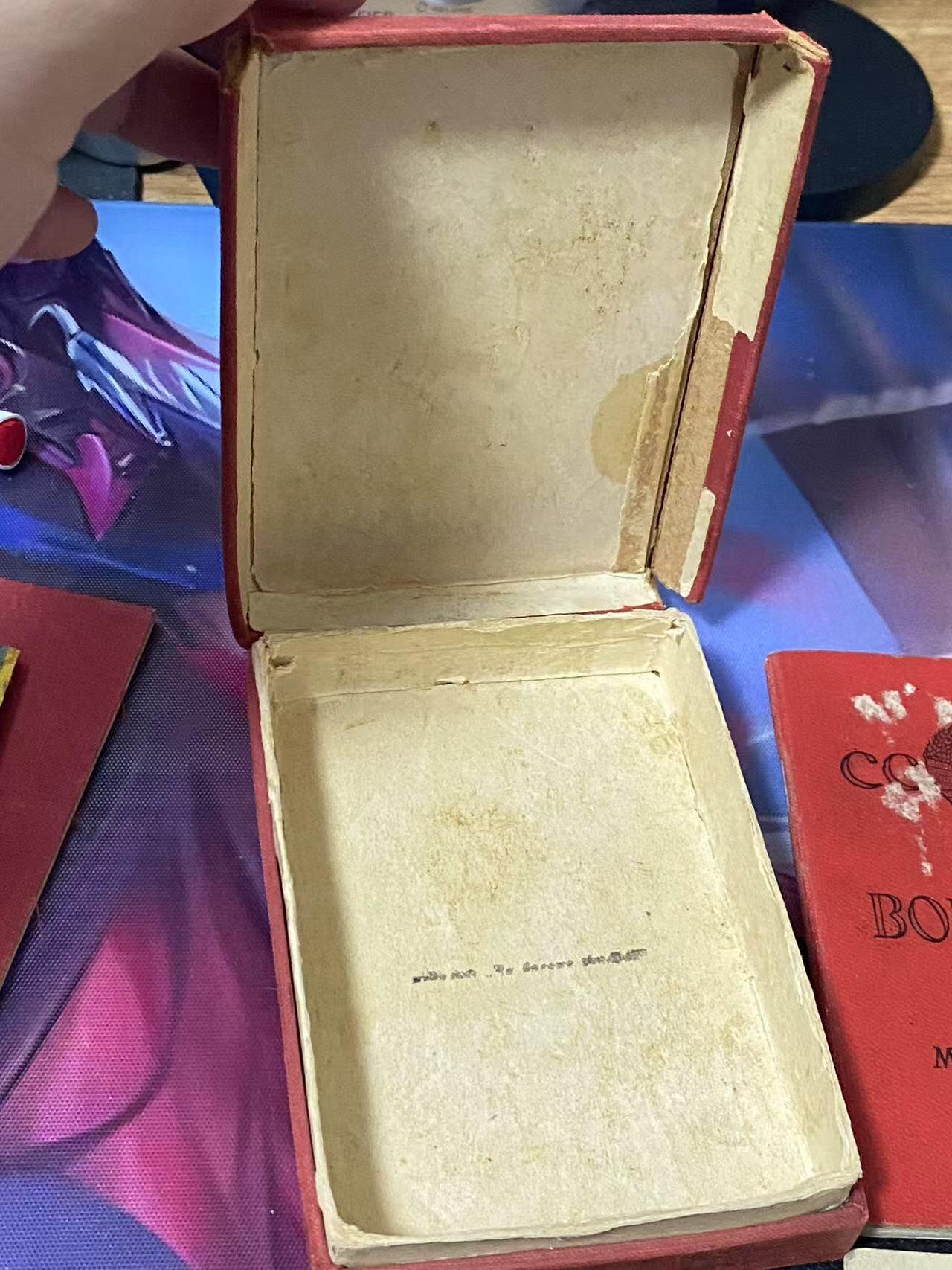 苏联勋章拍卖 8月6日结束 本次有抗美援朝苏联飞行员红旗 击落佩刀F86战机的红旗参拍 机不可失失不再来 找不到的加我qq或者微信都是184277308备注苏章拍卖。最好加微信群每次都会通知还有提前可以一口价的 最近会持续拍卖一些东西。 苏联战功奖章带证件 无号海军服役获得 带盒子 盒子有破损 只包括奖章+证件+盒子  其他资料仅供参考！