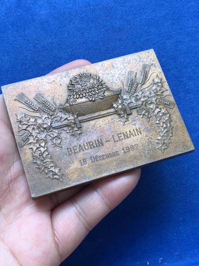 《竞宝斋》第406场 周日，周一，2场连拍 （全场包邮） 法国结婚纪念铜章 80*57mm 207克 1980 丰饶角铜标 大号章沉淀淀 同款有小章 丰饶角边铭 结婚章收藏大师亨利泰里斯书257页有这款章