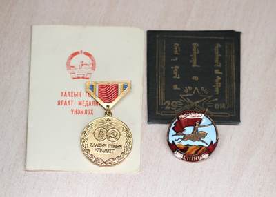 大猫徽章拍卖 第275期 诺门罕 哈拉哈河 哈拉沁 哈拉欣战役 halhingol Халхин Гол 40年代镜像版奖章加周年纪念奖章   同人一套 得主是苏联女战士 Козлова нина Федоровна 科兹洛娃 妮娜 费德洛夫娜  证书齐全完整一套 包含珍罕的老蒙文证书（拉格瓦苏伦签发）、周年纪念章证书。