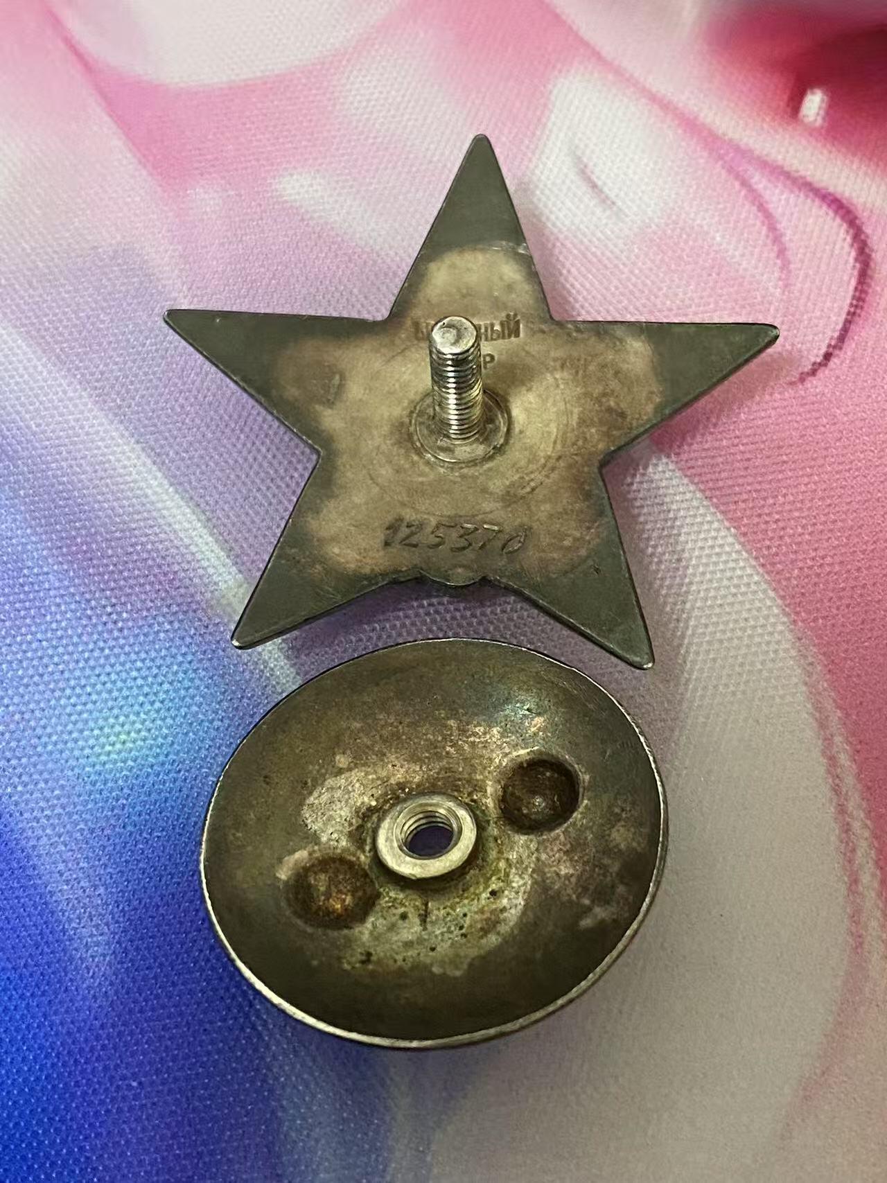 苏联勋章拍卖 8月6日结束 本次有抗美援朝苏联飞行员红旗 击落佩刀F86战机的红旗参拍 机不可失失不再来 找不到的加我qq或者微信都是184277308备注苏章拍卖。最好加微信群每次都会通知还有提前可以一口价的 最近会持续拍卖一些东西。