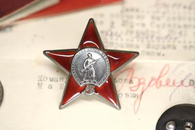 大猫徽章拍卖 第275期 苏联战功红星套 档案齐全 女军官事迹
