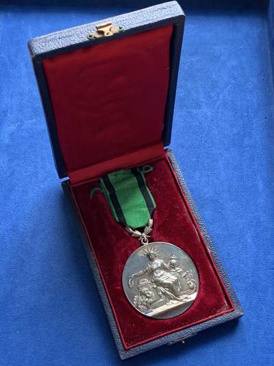 《竞宝斋》第406场 周日，周一，2场连拍 （全场包邮） 1914年法国国家鼓励善行协会纪念银章 银标 带原盒少见 字迹对应 总重约49.9克