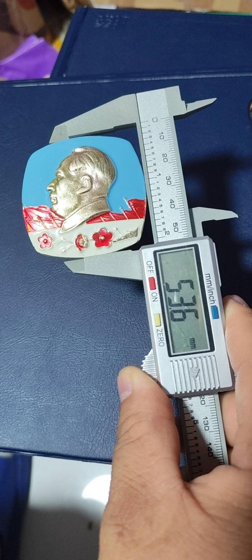 毛主席像章，梅花章和挥手章 漂亮的异形方版彩色梅花像章，品相尺寸如图