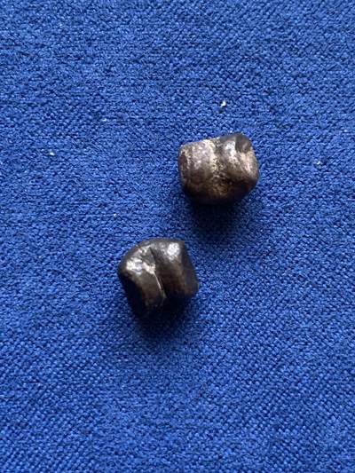 《竞宝斋》第406场 周日，周一，2场连拍 （全场包邮） 泰国屁股银锭 两枚1/8株 分别重约1.85g和2.0g。