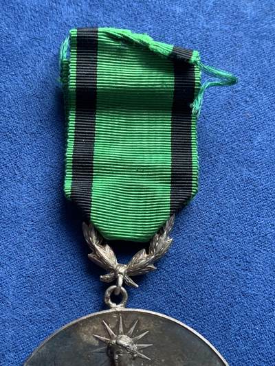 《竞宝斋》第406场 周日，周一，2场连拍 （全场包邮） 1914年法国国家鼓励善行协会纪念银章 银标 带原盒少见 字迹对应 总重约49.9克