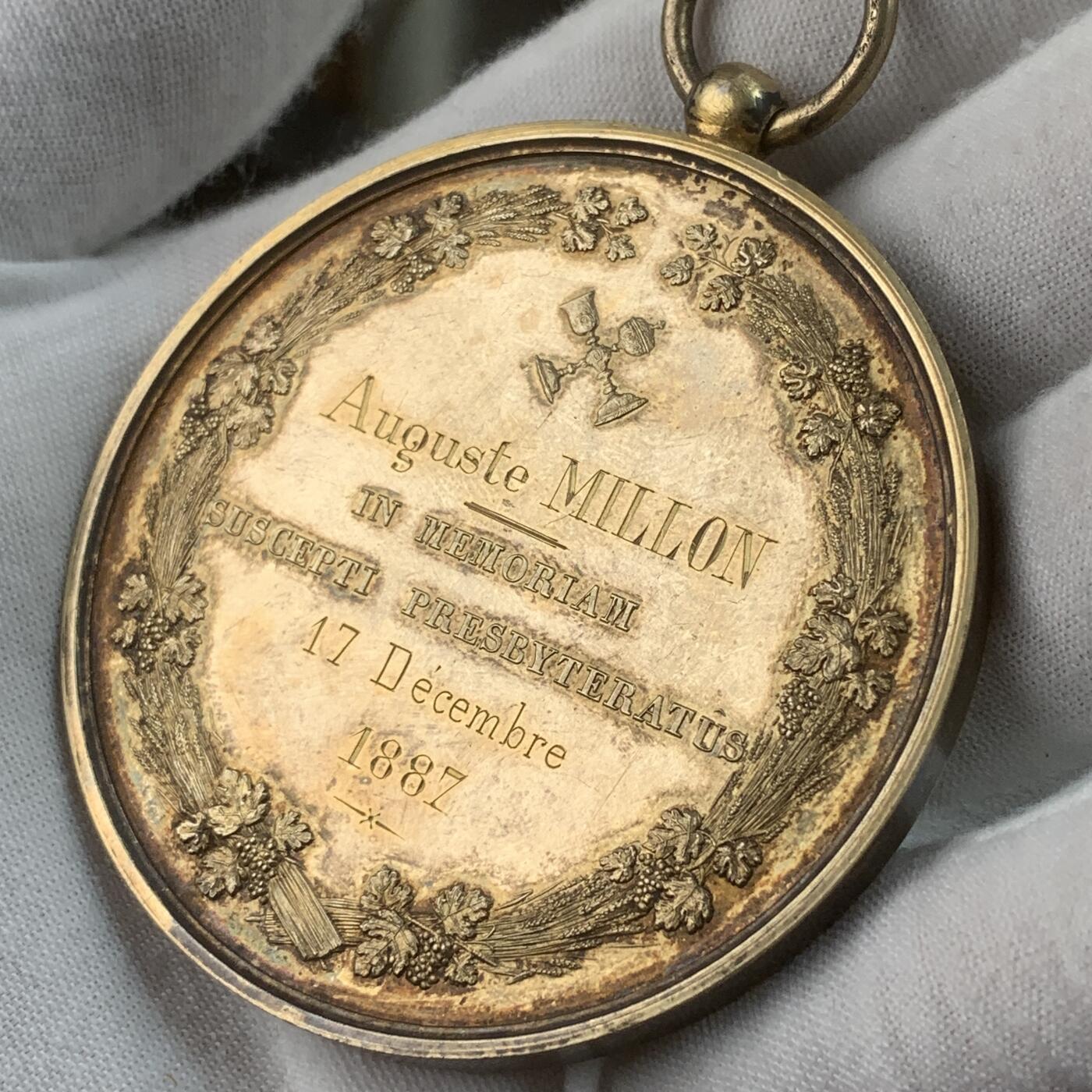 掌中浮雕-藏着的欧洲第032场 1877年法国宗教仪式镀金铜章， 61.5mm，为吊环特别改造的盒子