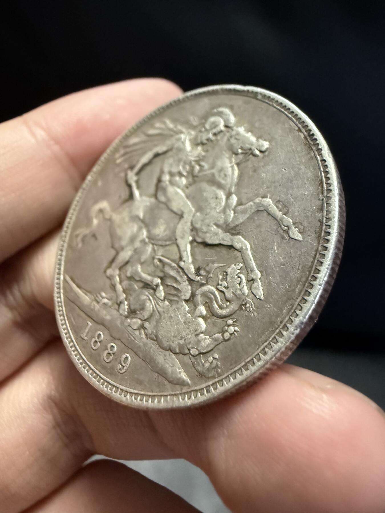 南宋泉阁俄币 外币 国币 专场第十五期【送拍无额外佣金】 英国 1889年 维多利亚女王 高冠马剑1克朗大银币 细节还行 老包浆 通货好品