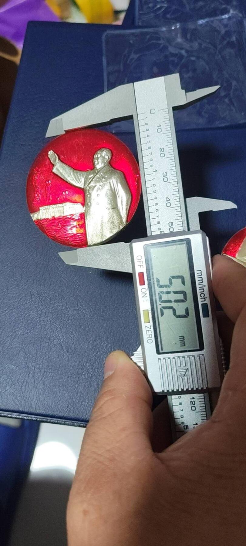 毛主席像章，梅花章和挥手章 漂亮的挥手像章，品相尺寸如图