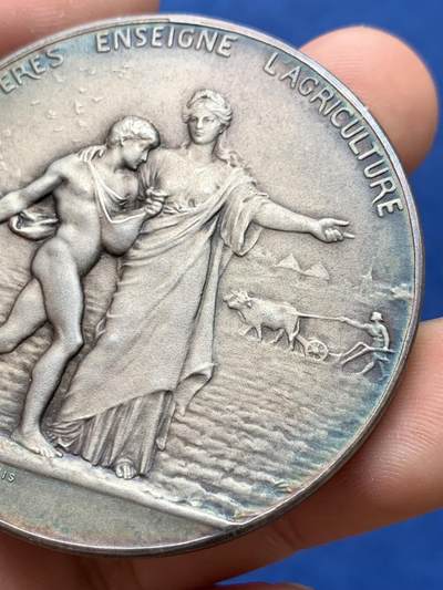 《竞宝斋》第406场 周日，周一，2场连拍 （全场包邮） 1896年法国农业协会玛丽安娜镀银奖章 Dubois作品 经典的女神与播种者形象 背景有飞鸟群、磨坊、谷仓、耕牛 小章显大景 空间感极强 人物力量感十足 画面张力尽显 法系大家的风范！品相极佳。直径：50mm，重：71.6g 丰饶角铜标